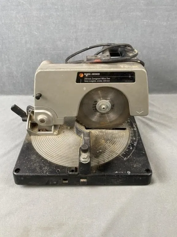 Black & Decker Compound Mitre Saw