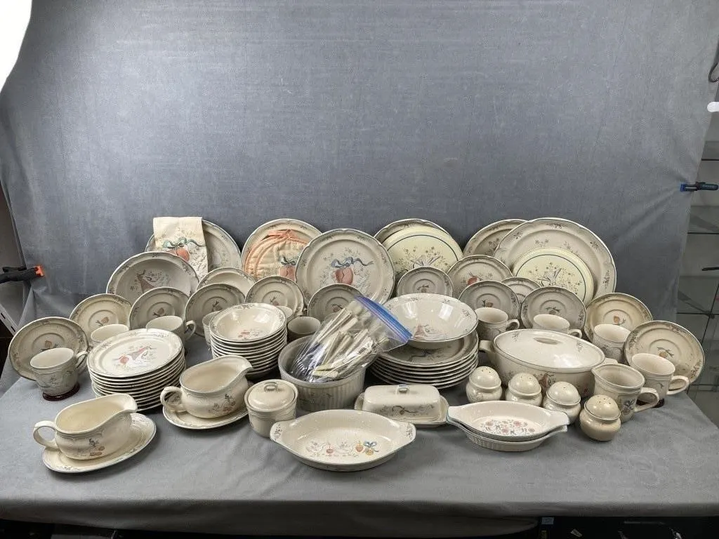 International Tableworks Dinnerware Set