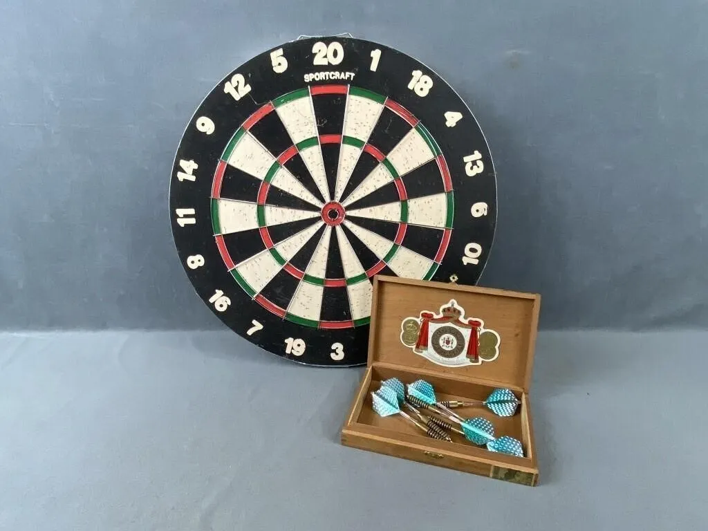 Dart Board w Darts