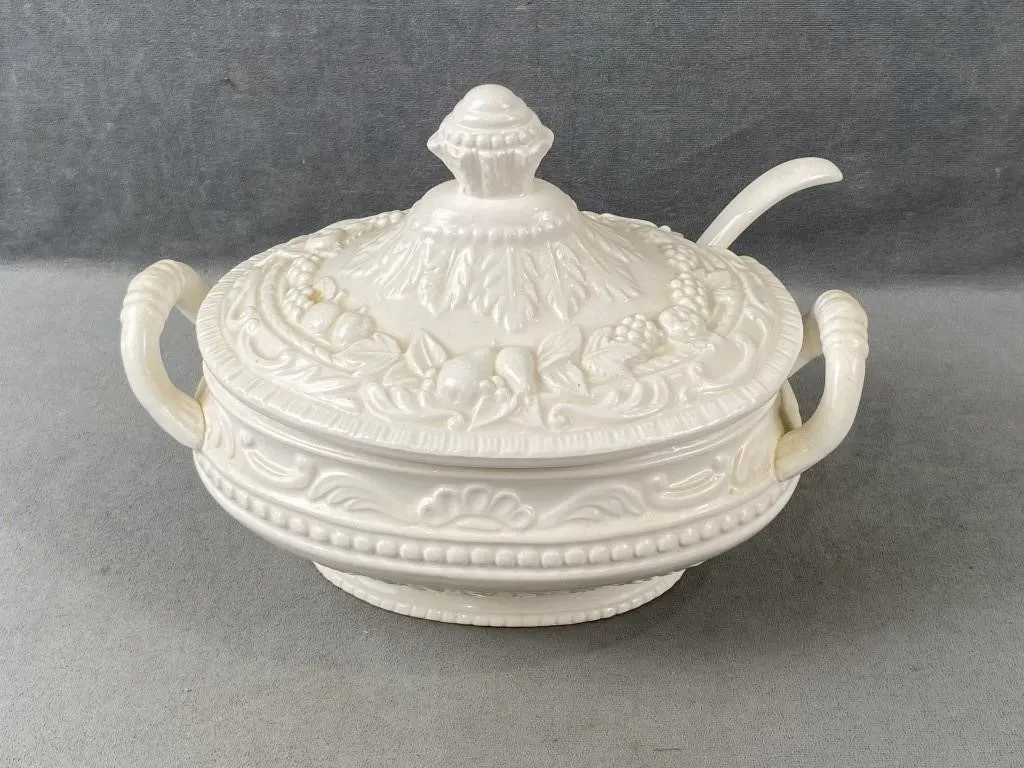Soup Tureen w Lid & Spoon