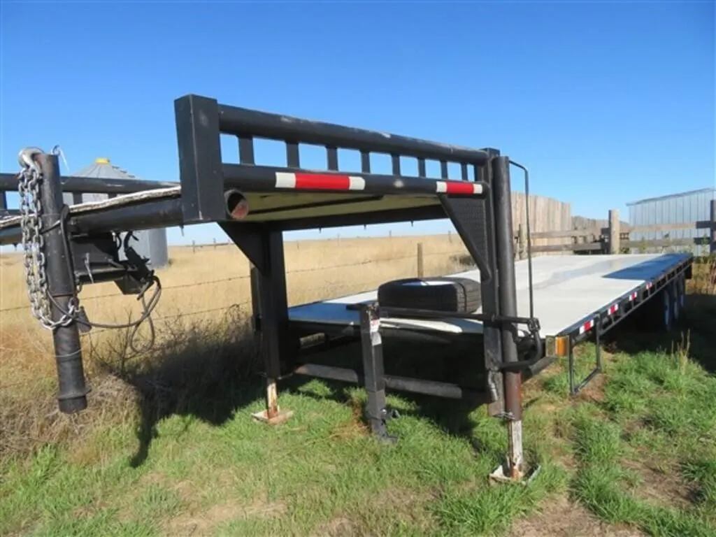 8 1/2' x 24' 5th Wh.Flat Deck Trailer (Circa 2015)