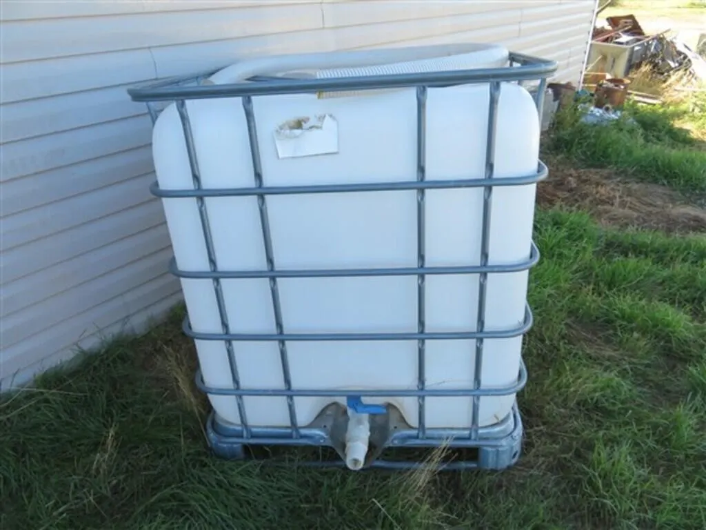 100 gal. Square Poly Water Tank w/valve