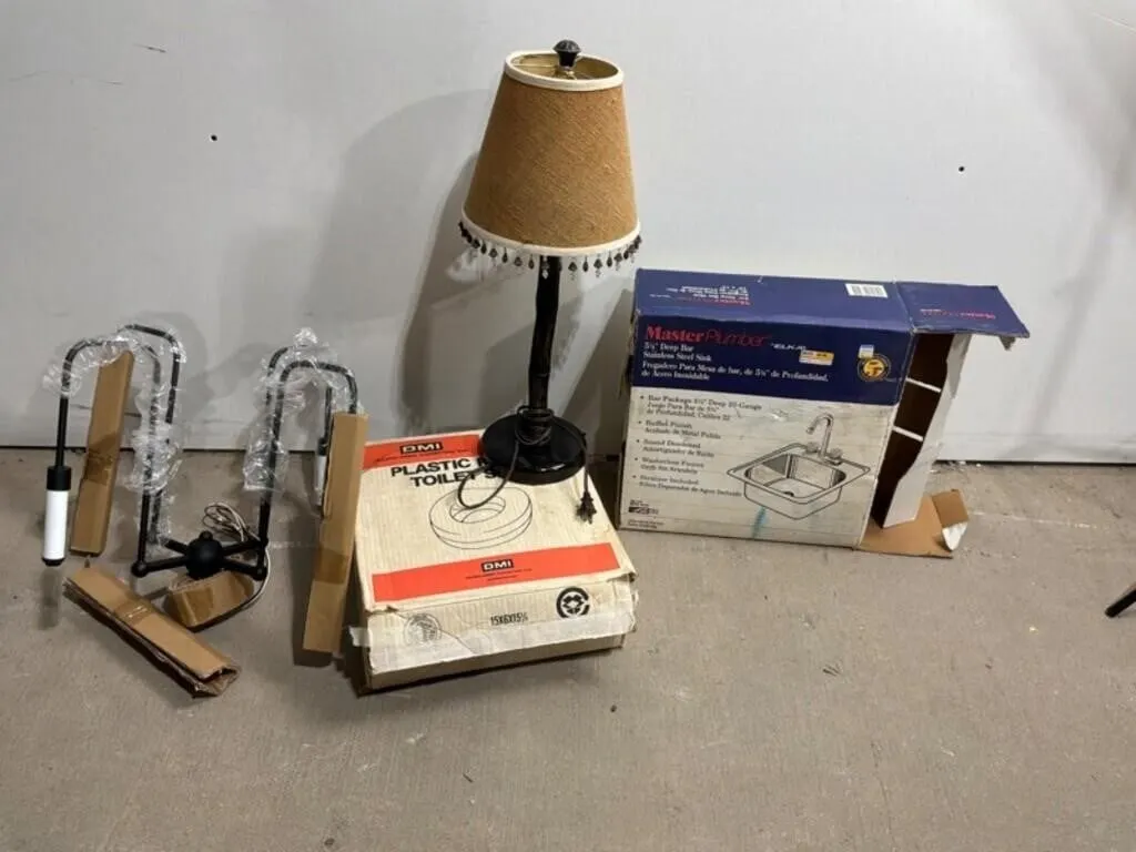 Bathroom Fixtures & Table Lamp (Lot of 4)