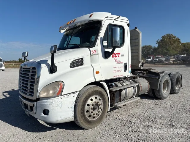 2015 Freightliner Cascadia 113 6x4 T/A Day Cab Truck Tractor