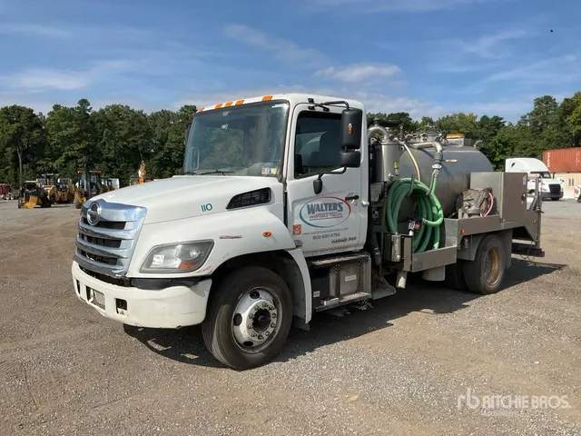 2017 Hino 268 Portable Toilets Vacuum Tanker Truck