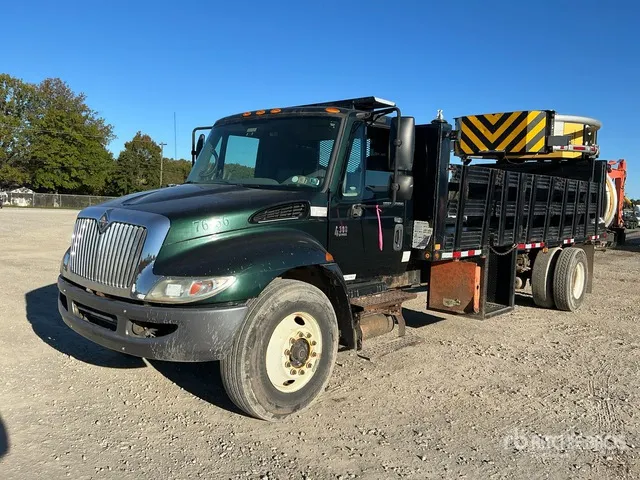2007 International 4300 4x2 Attenuator Truck