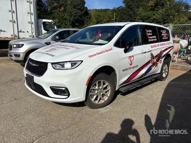 2024 Chrysler Pacifica Handicapped Ramp Van Minivan (Inoperable)