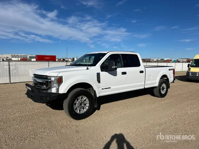 2022 Ford F-350 XLT 4x4 Crew Cab Pickup