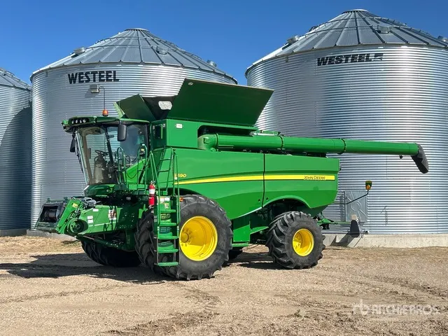 2015 John Deere S690 Combine Harvester
