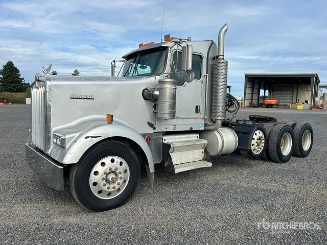 2005 Kenworth W900B 8x4 Tri/A Day Cab Truck Tractor