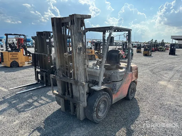 2015 Toyota 8FGU32 4550 lb Pneumatic Tire Forklift (Inoperable)
