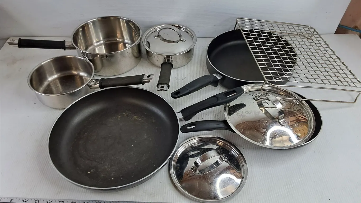 Assorted Stock Pots, Frying Pans & Lids