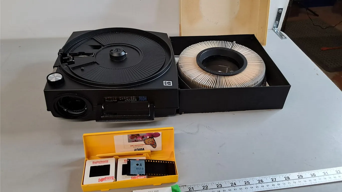 Kodak Carousel 760H Projector- Powers On & Tray