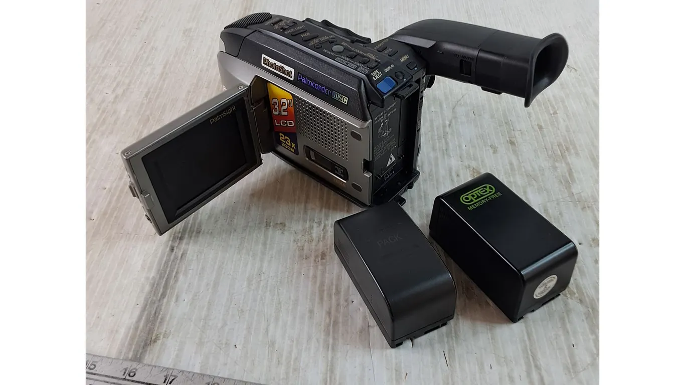 Panasonic PhotoShot Palmcorder VHS with (2) Batteries All Untested