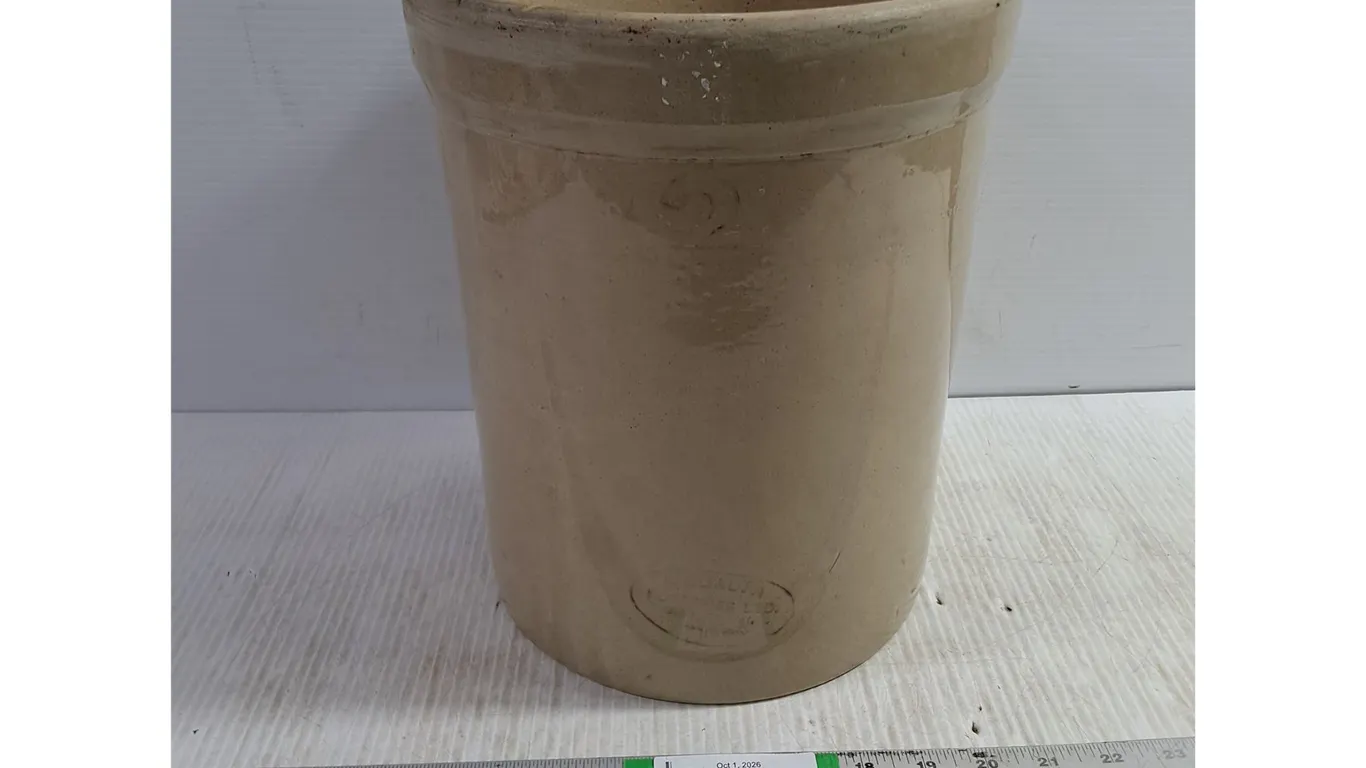 Vintage 2 Gallon Medalta Crock-one small crack, Pickup Only