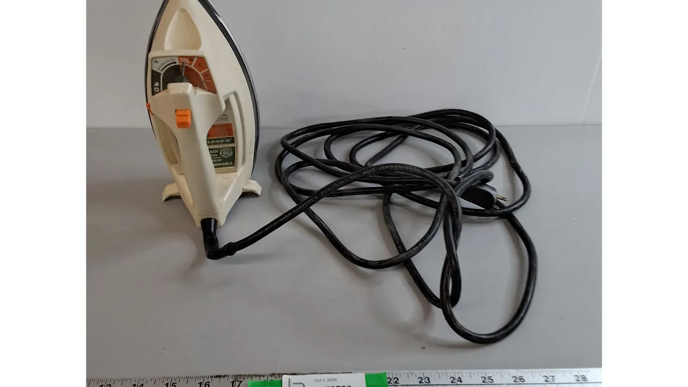 GE Light & Easy Steam Iron- Powers On