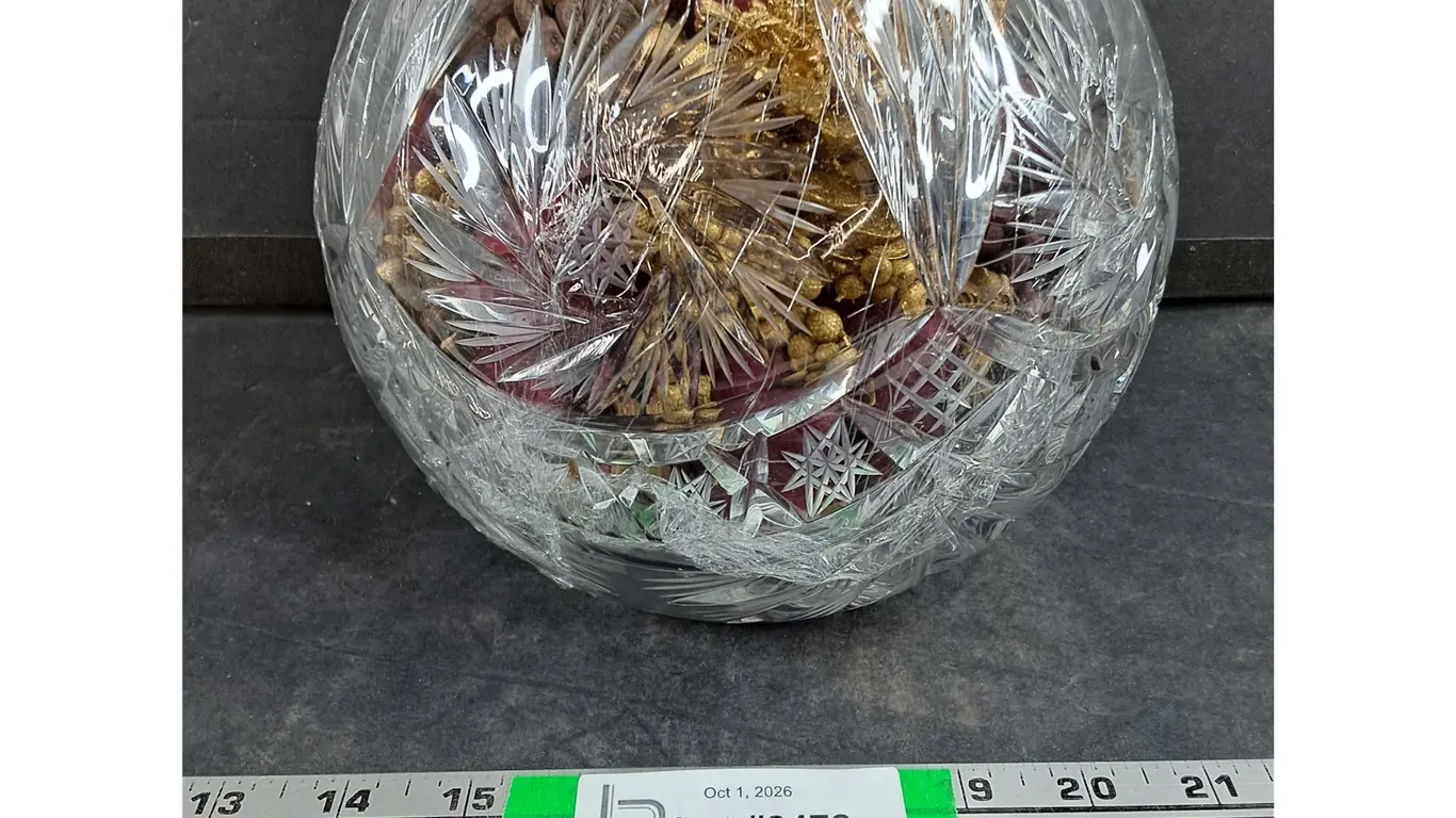Lead Crystal Rose Bowl with Decorative Pine Cones