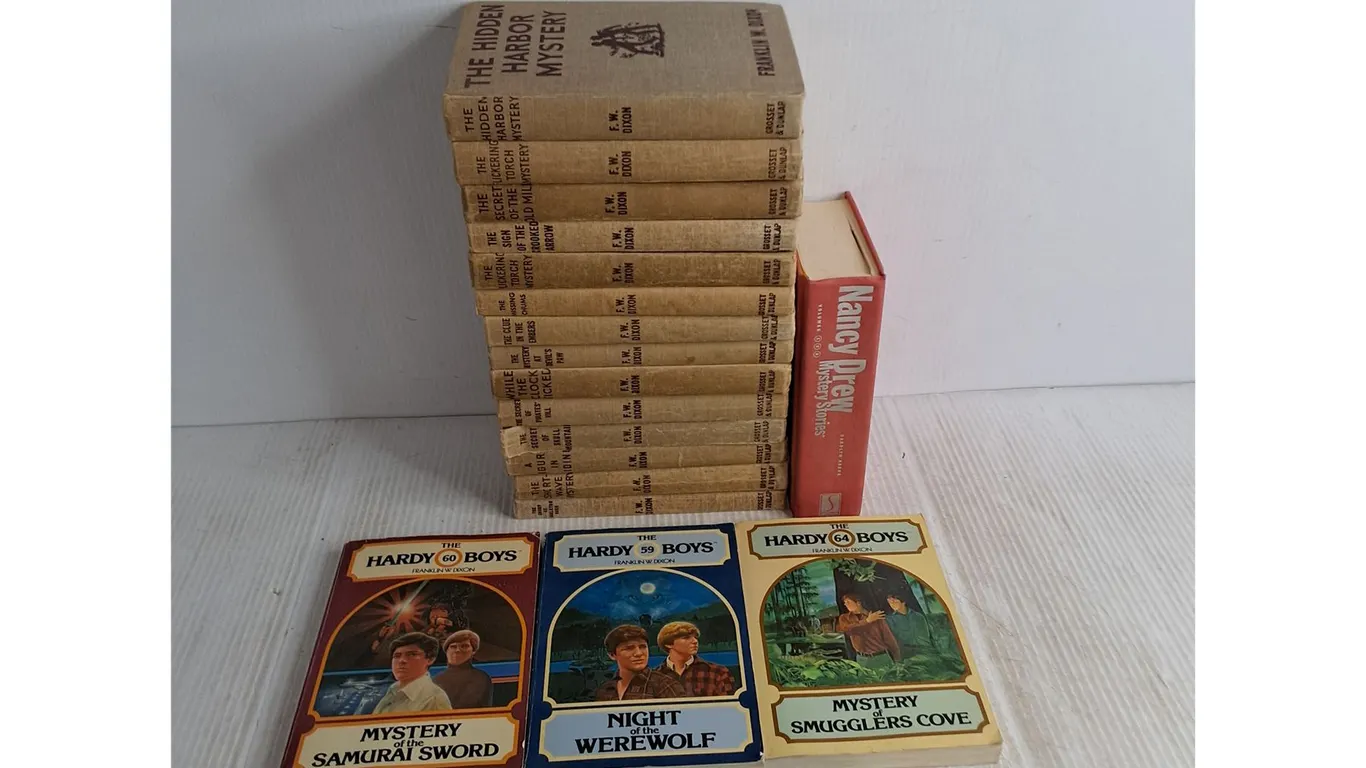 (18) Vintage Mystery Story Books - Hardy Boys, Nancy Drew
