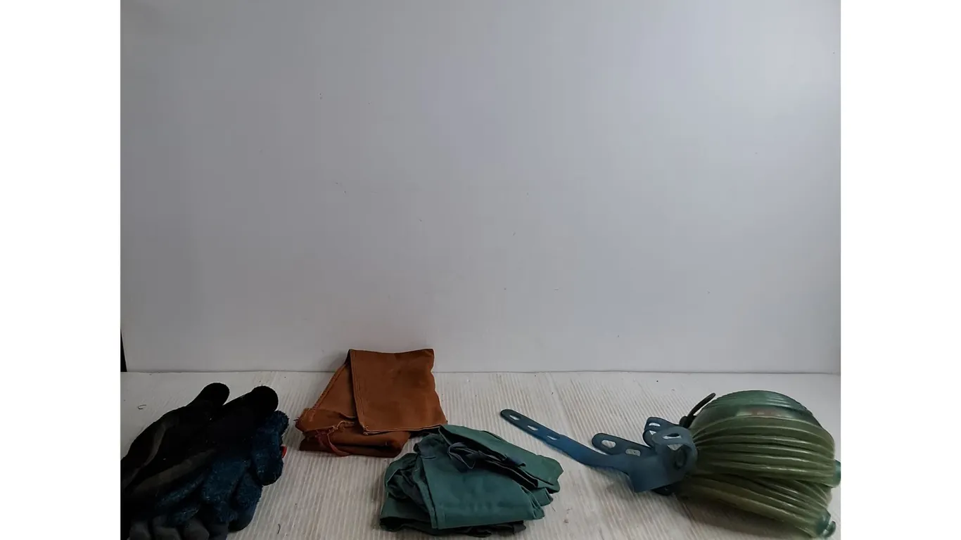 (3) Pairs Of Gloves, Gel Knee Pads, Green Mechanic Caps