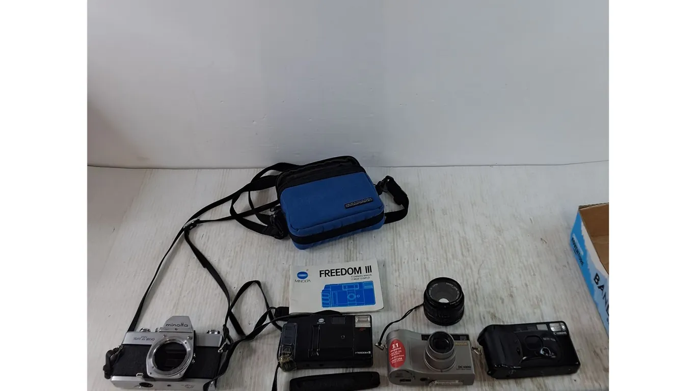 (4) Cameras Untested, (2) Minoltas, (1) Kodak, (1) Canon, Minolta Freedom 3 with Carry Case, Manual