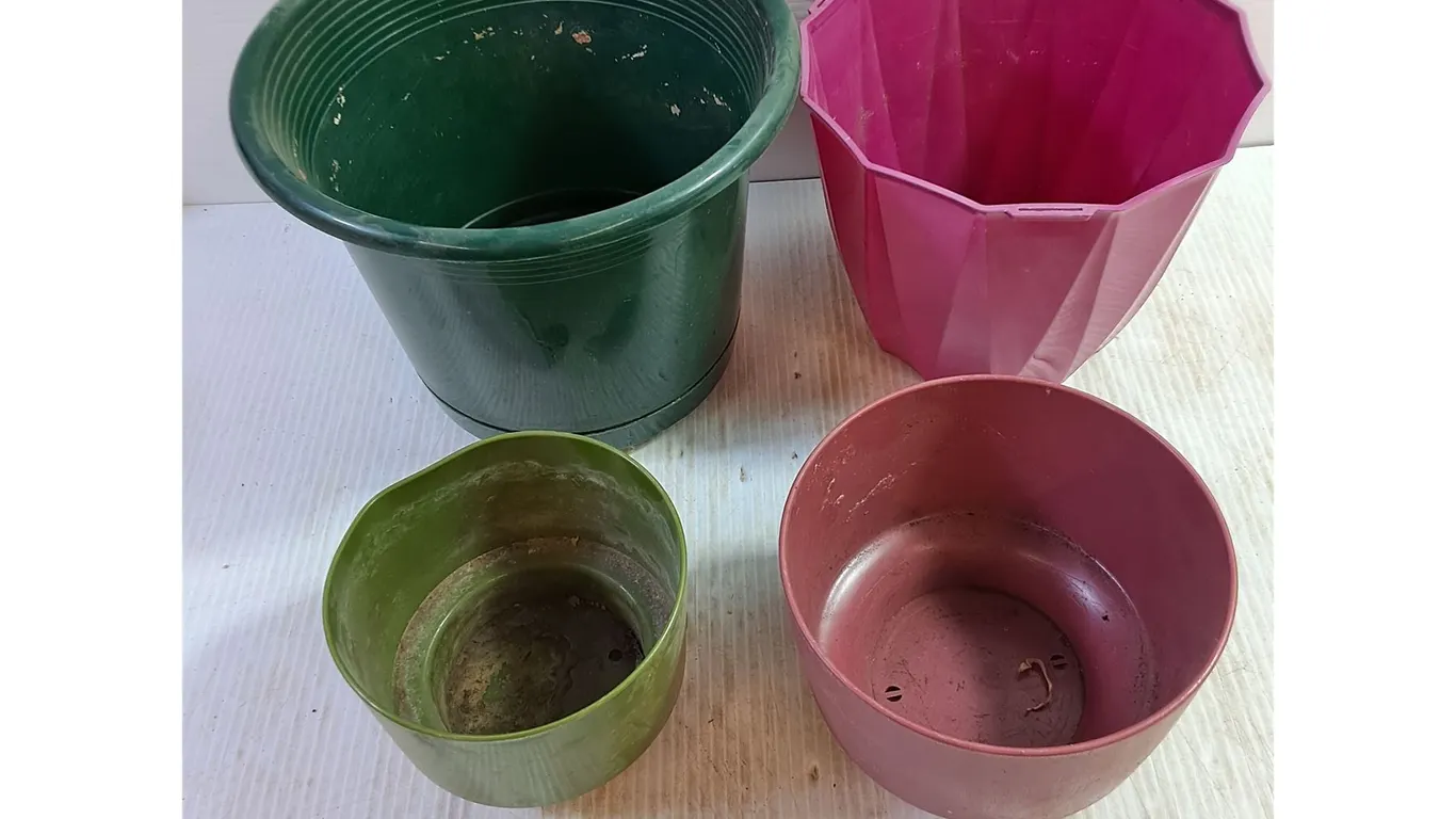 (4) Plastic Plant Pots
