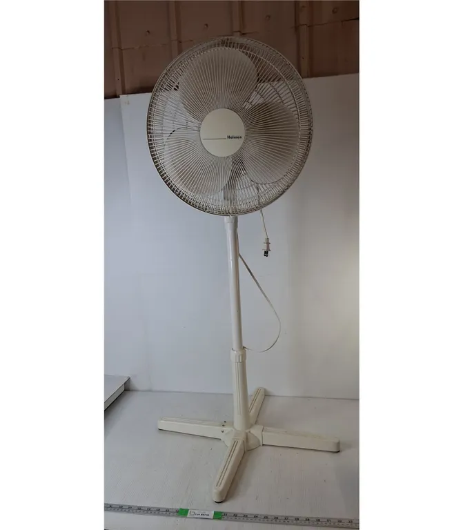 Holmes Oscillating Floor Fan- Powers On, Can't Ship