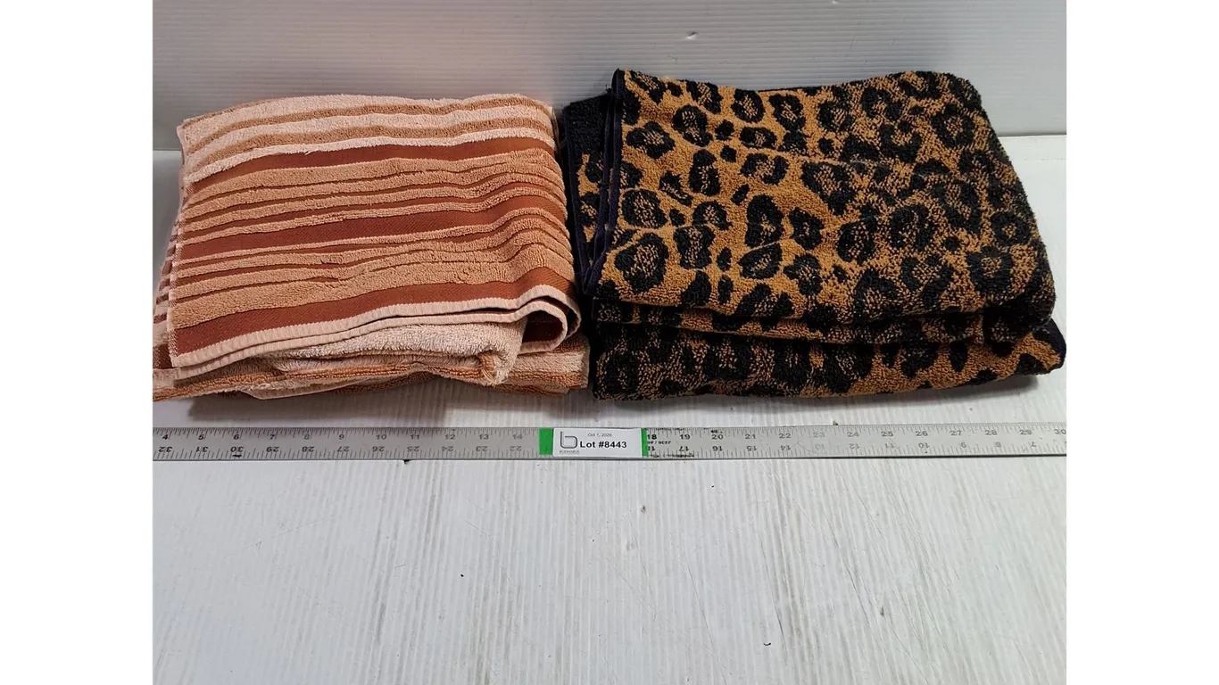 (2) Pairs of Bath Towels