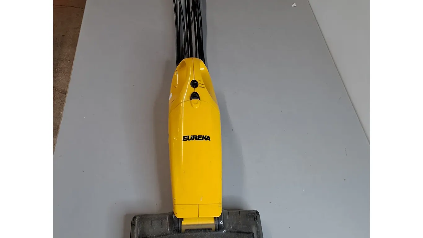 Eureka Quick-Up Vacuum- Powers On, Can't Ship