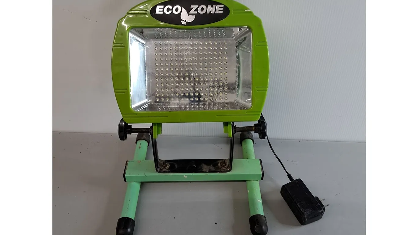 Ecozone Work Light- Powers On