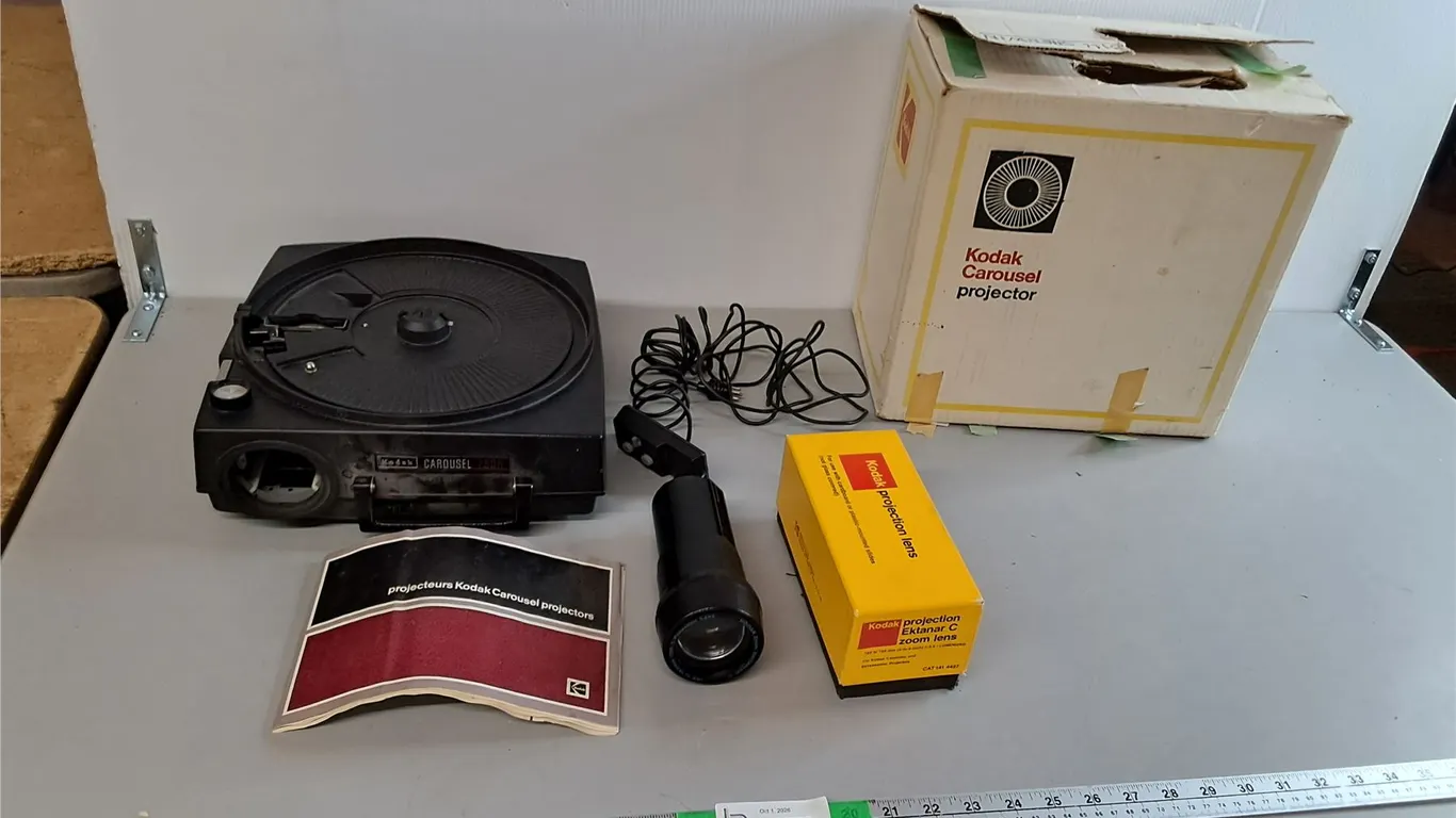 Kodak Carousel 750H Projector- Powers On