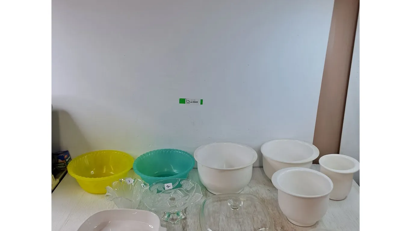 (2) Plastic Bowls, (2) Serving Pot, (4) Heller Plastic Bowls