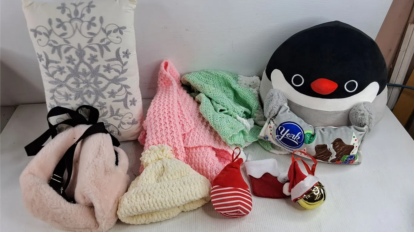 Knitted Mats, Pillow, Plush Penguin, Womens Backpack, Toque, Misc