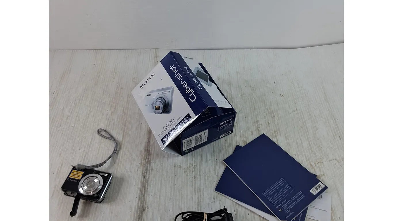 Sony Cybershot DSC-S930 With Manuals and Charging Cable