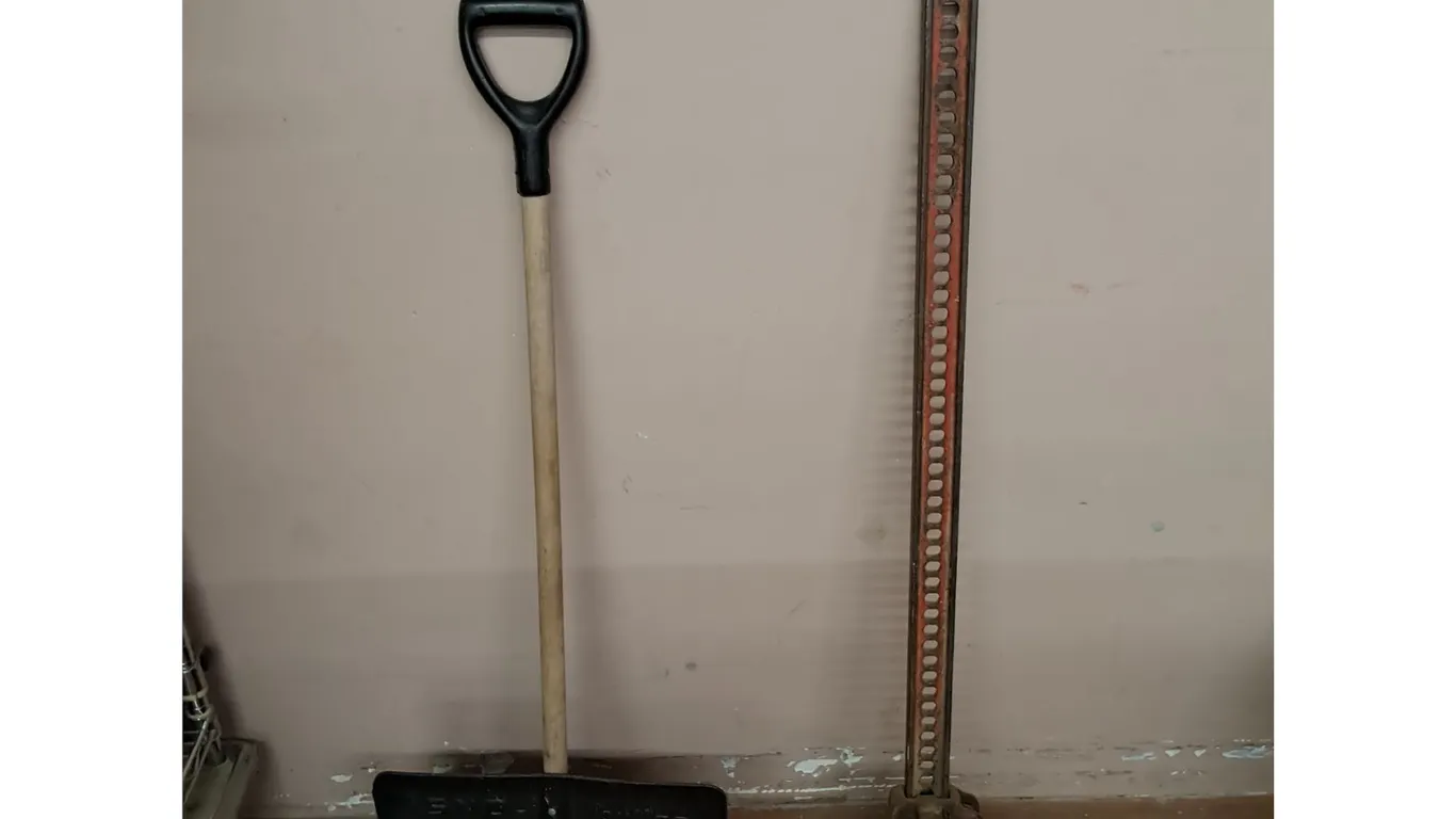 **Plastic Snow Shovel & High-lift Farm Jack- Can't Ship