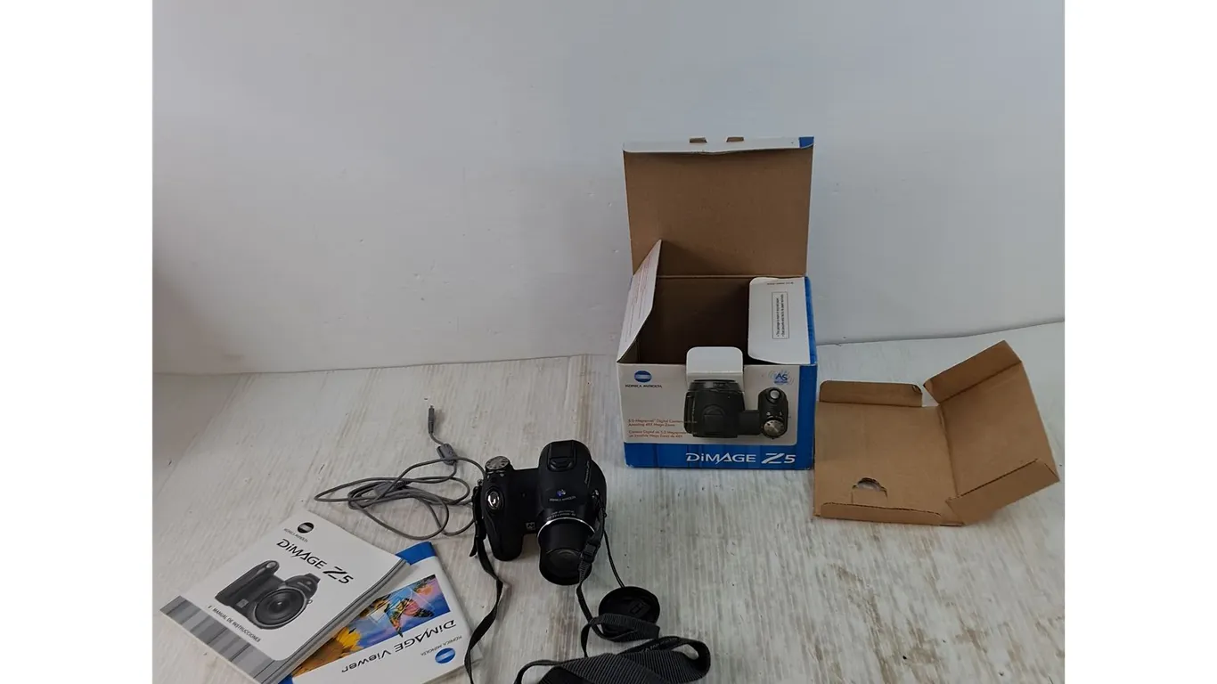 Konica Minolta Dimage Z5 Camera Untested with Manuals, Charging Cord, Box