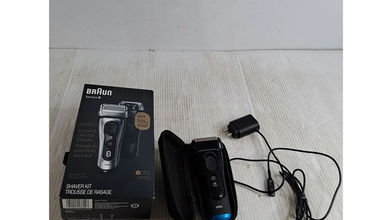Braun S5 Cordless Wet & Dry Razor ( powers on)
