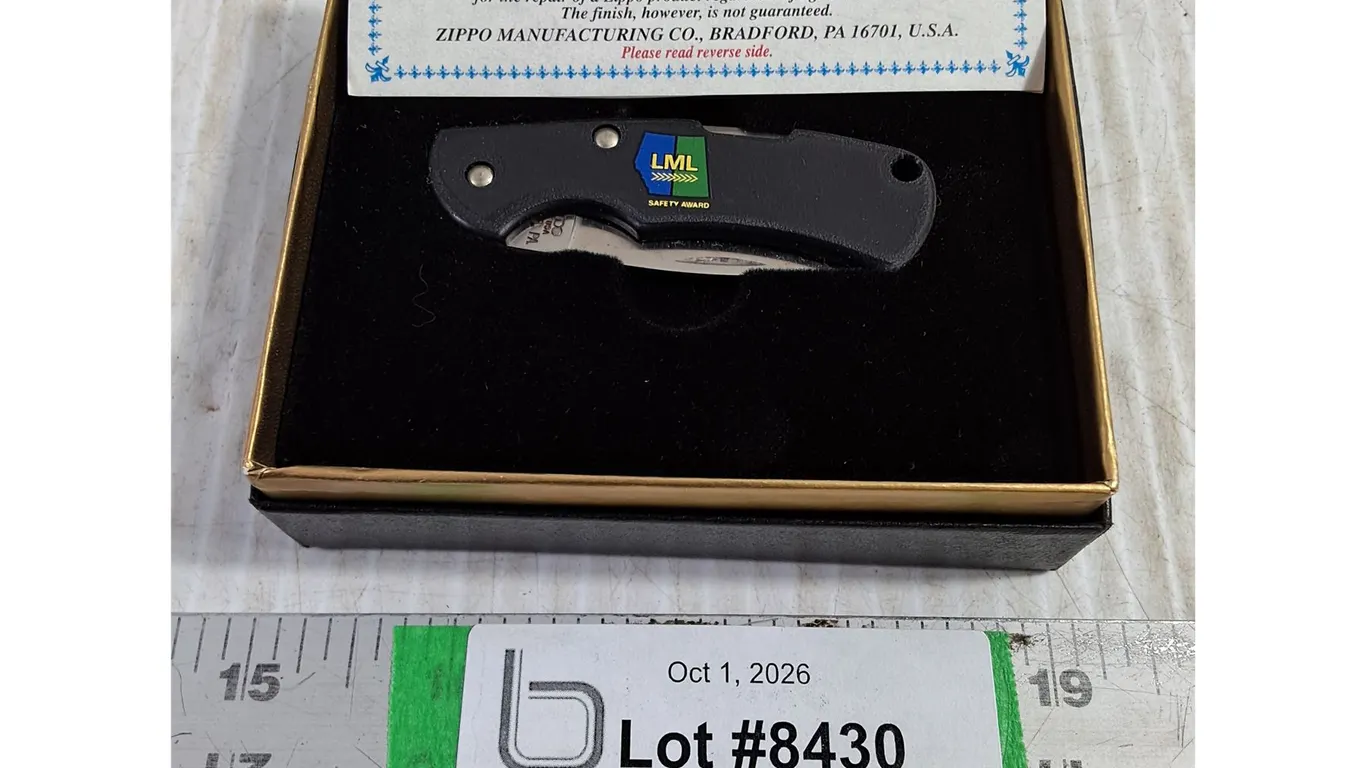 (1) Vintage Zippo Promotional Pocket Knife with Original Box