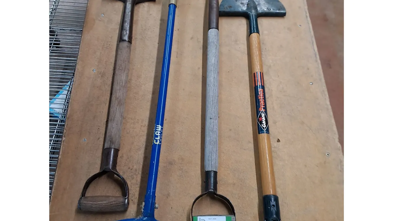 ** Garden Claw, Spade Shovel, Pitch Fork, Garant Practica Edger - 43" Length - Pickup Only