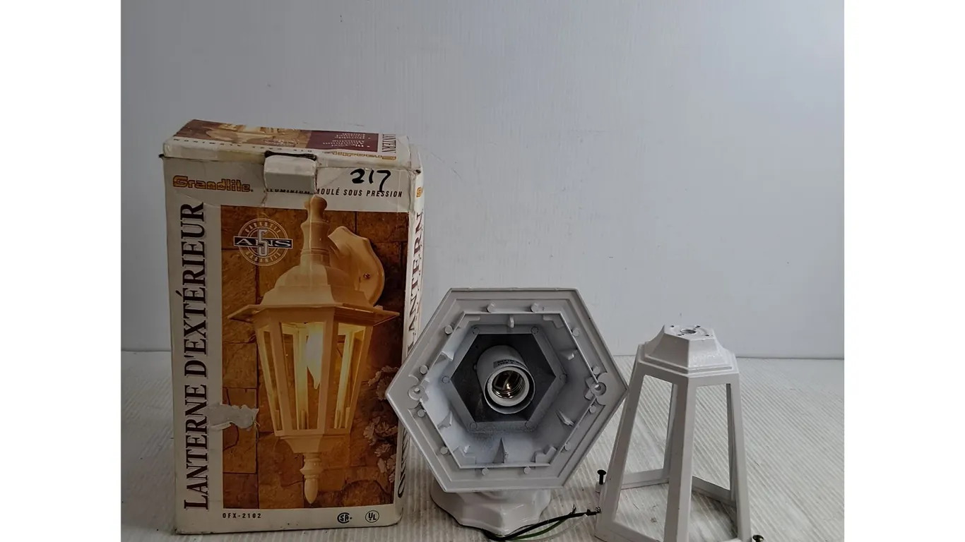 Aluminum Outdoor Wall Light Fixture (NIB)
