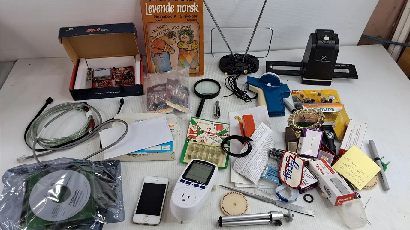 Levende Norsk Book, iPhone 4, Letter Opener, 12V Adapter, TV Antenna, Misc