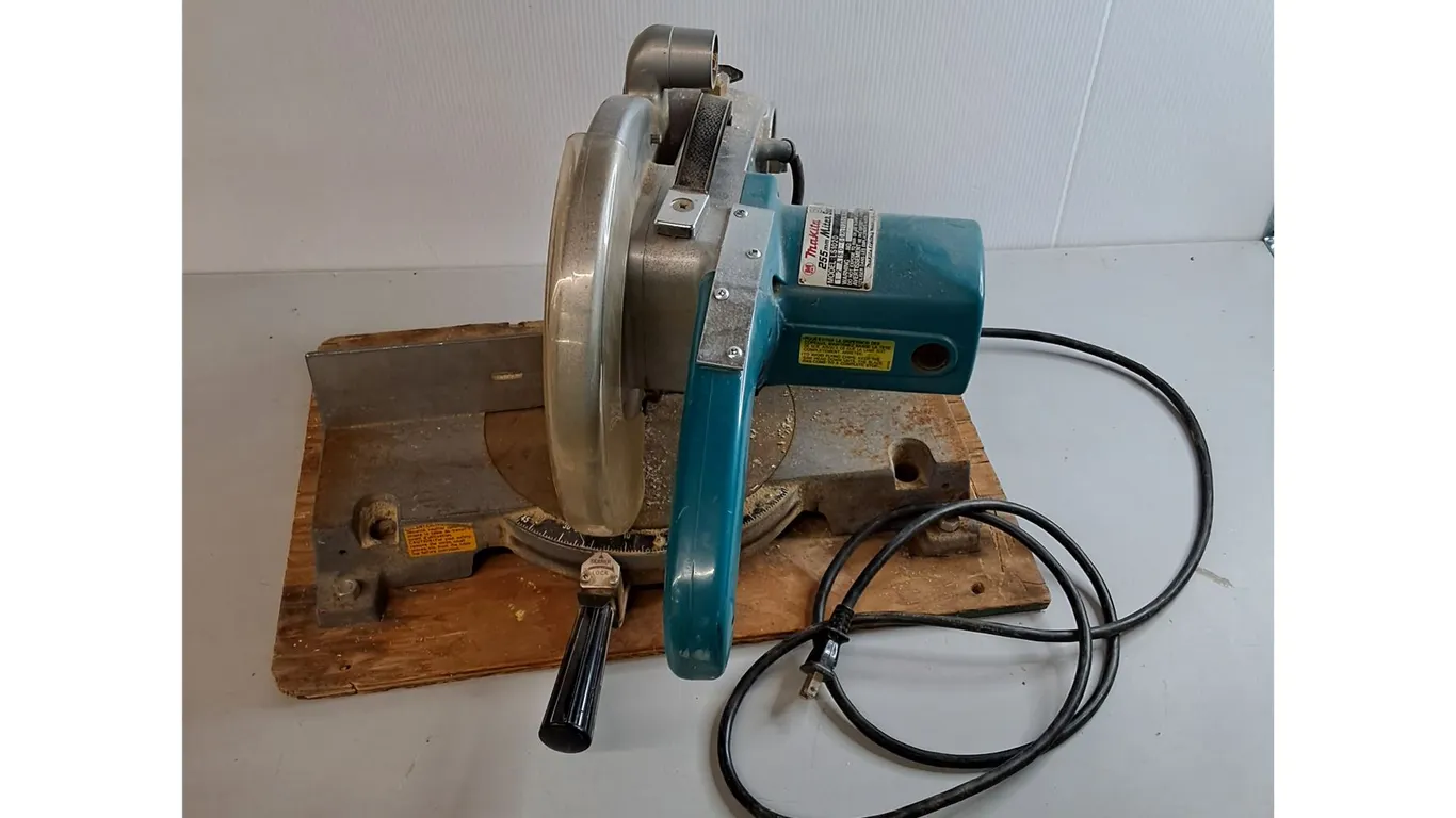 Makita 255mm Miter Saw- Powers On, Can't Ship
