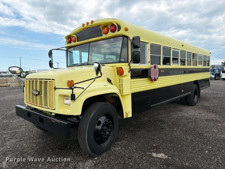 2001 Chevrolet B7 school bus