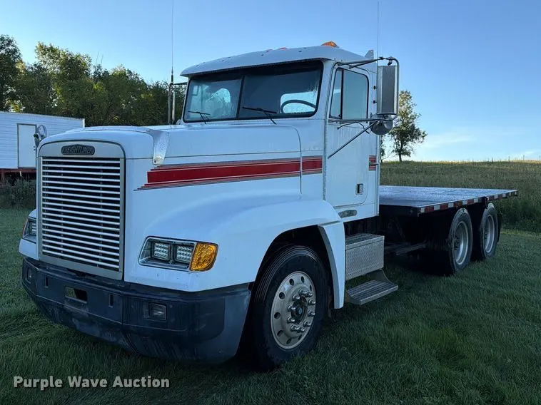 1995 Freightliner USF-1E flatbed truck