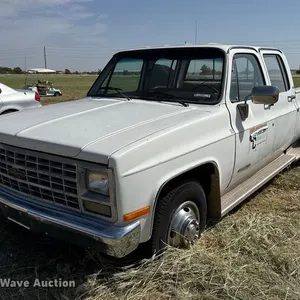 1991 Chevrolet Cheyenne 3500 Crew Cab pickup truck