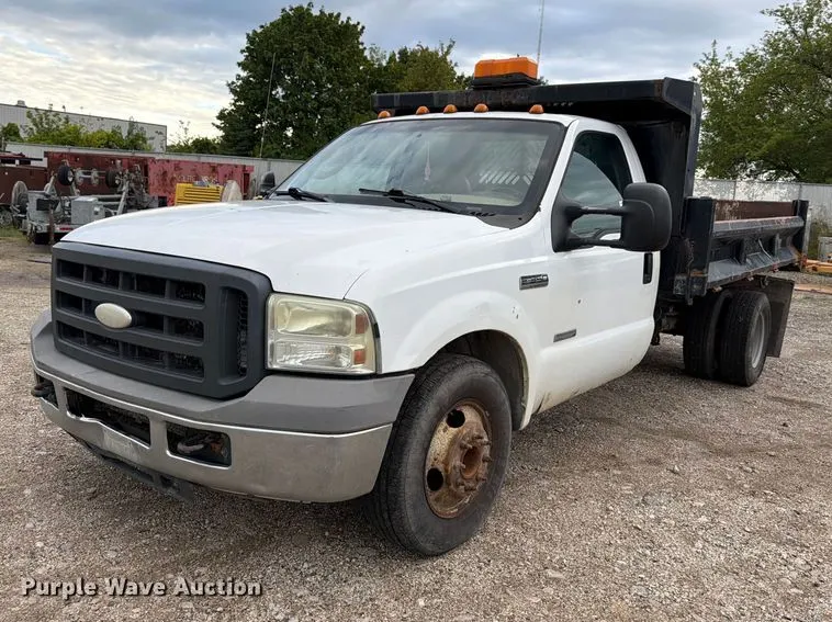 2005 Ford F350 Super Duty flatbed pickup truck