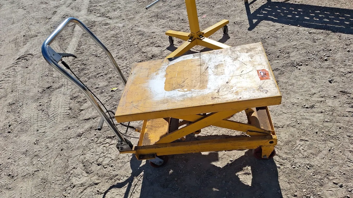 Hydraulic platform lift
