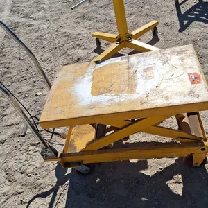 Hydraulic platform lift