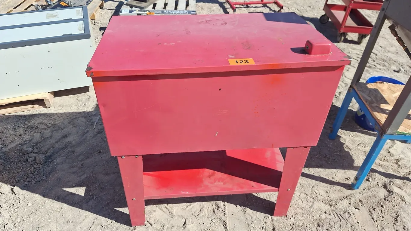 Parts wash tank with 20 gal clean mineal spirits