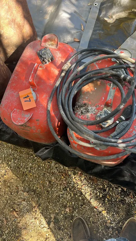 2 gas cans