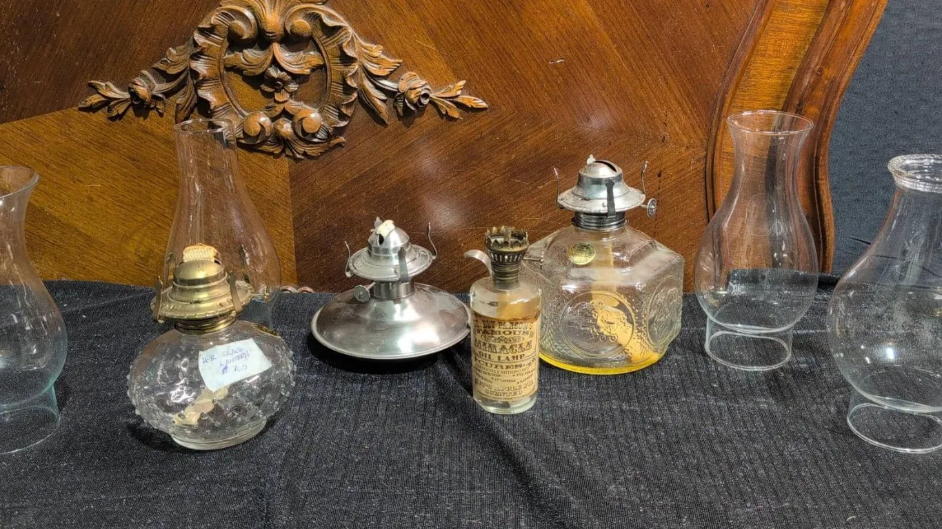 4 Oil Lamps With 4 Assorted Glass Chimneys